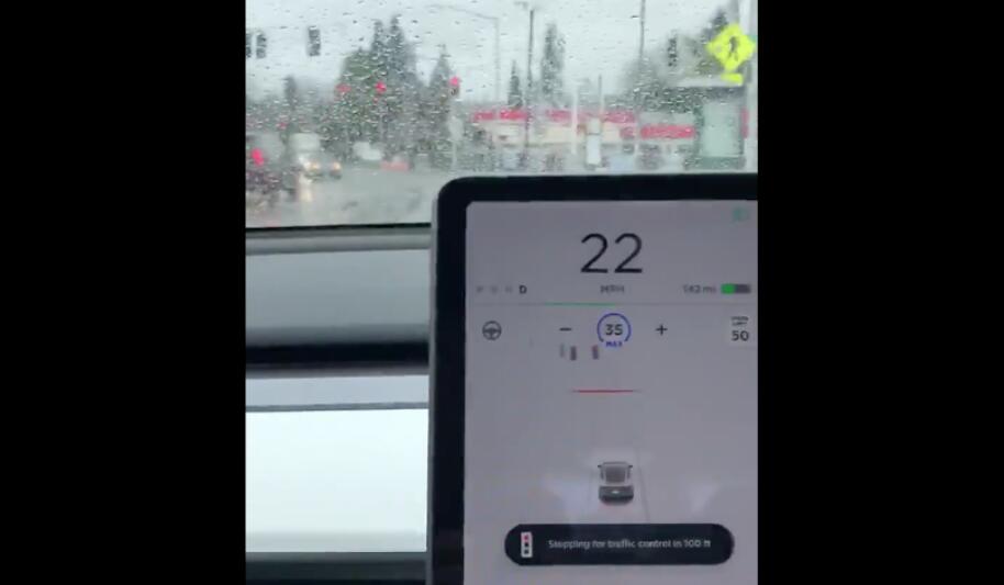 Tesla Autopilot recognizes traffic signals