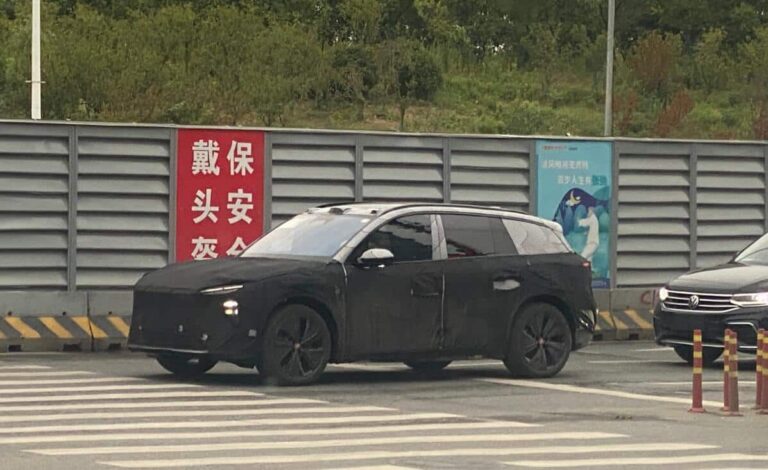 Spy photos show Nio testing SUV suspected to be new ES8 with LiDAR