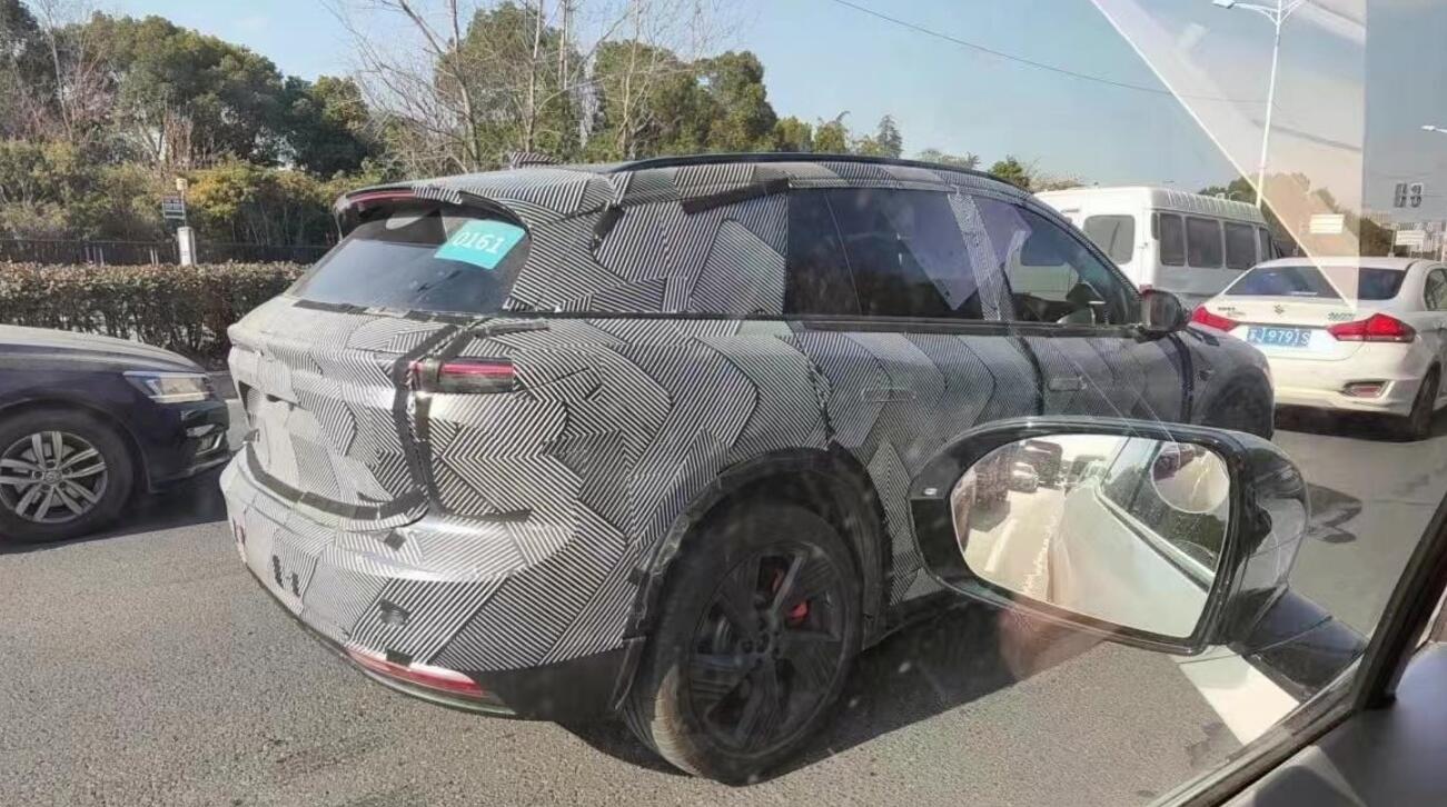 Spy photo: Refreshed Nio ES6 seen in road test
