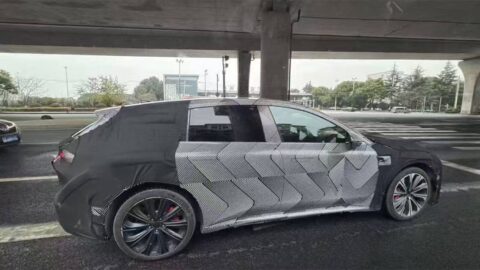 Spy shots show model suspected to be facelifted Nio ET5 Touring on road test