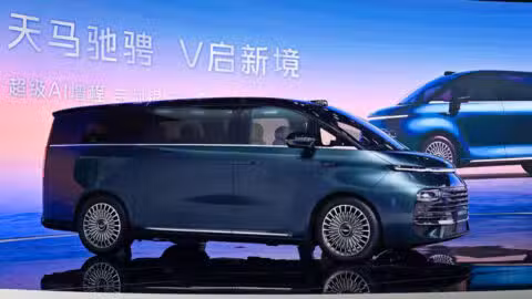 Geely Galaxy debuts V900 MPV, its first V-series model